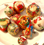 Load image into Gallery viewer, Christmas Décoration Old Papier Maché Christmas Balls (set 1)
