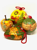Load image into Gallery viewer, Christmas Décoration Old Papier Maché Christmas Balls (set 5)
