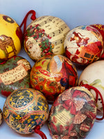 Load image into Gallery viewer, Christmas Décoration Old Papier Maché Christmas Balls (set 1)
