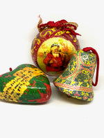 Load image into Gallery viewer, Christmas Décoration Old Papier Maché Christmas Balls (set 4)
